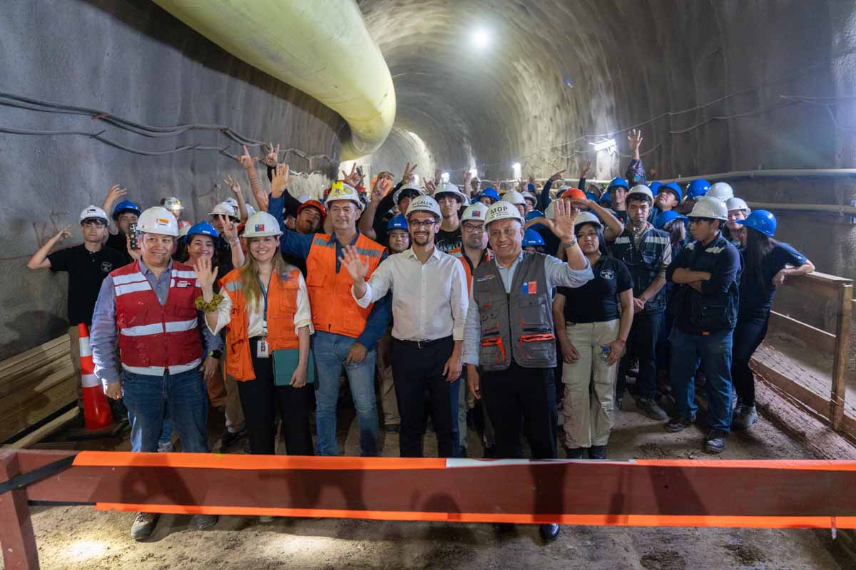 Estudiantes de Peñalolén realizan inédita visita a obras de construcción de nueva autopista AVO II